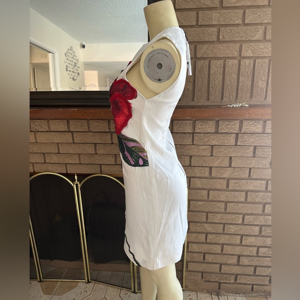 Alice + Olivia by Stacey Bendet White Mini Dress with Red Floral Design - Picture 7 of 13